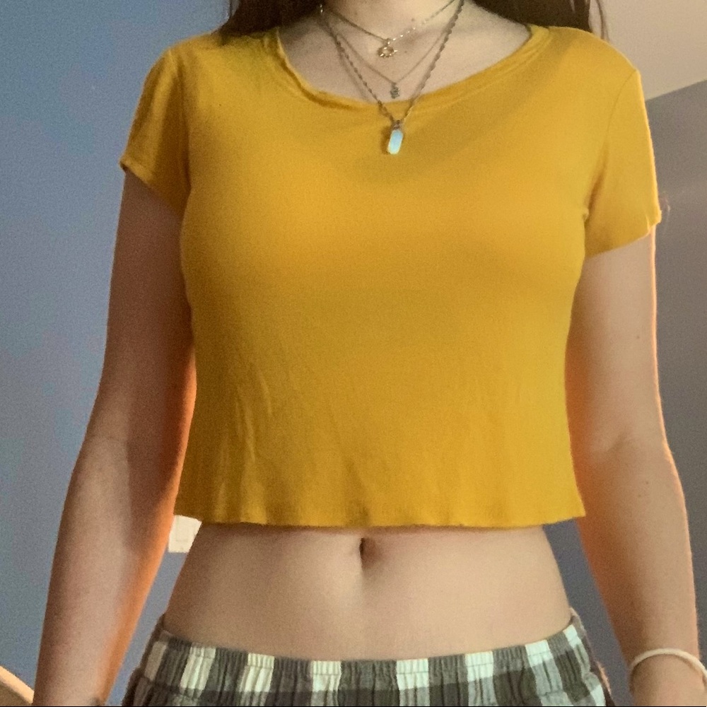 mustard yellow cropped tee 🧡
